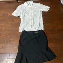 【11号】中古カフェ店員制服白の半袖ブラウス、黒のストライプスカート_画像1