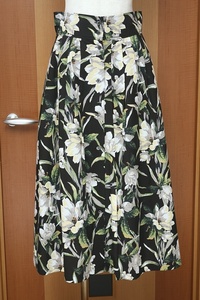 【美品】ロイスクレヨン・華やかなプリントが美しいスカート