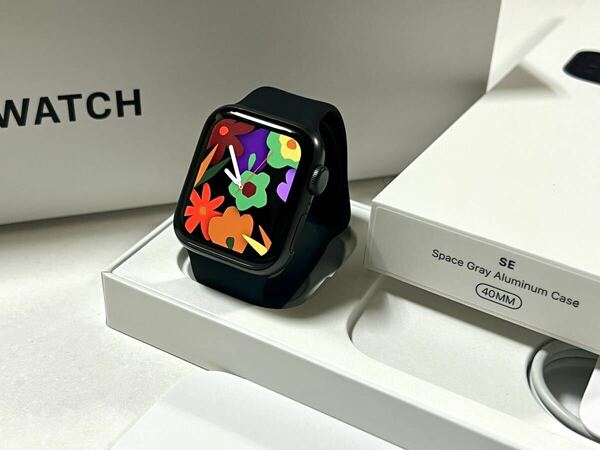 ★ 即決 バッテリー94% ★ Apple Watch SE 40mm アップルウォッチ スペースグレー アルミニウム GPS 純正品 新品社外バンド付き