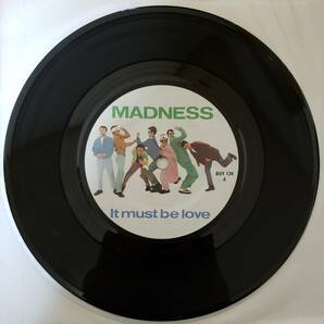 7inch UK盤 MADNESS ■ IT MUST BE LOVE ■ 初回盤 B面アルバム未収録の画像2