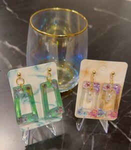 残りわずか ピアス ハンドメイド アクセサリー レジン 花 クリア 透明 存在感 丸ビーズ チャーム