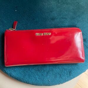 長財布　MIU MIU ハイブランド　高級ブランド　中古品　チャック式　小銭入れあり　カードケース　財布　　　レザーレッド