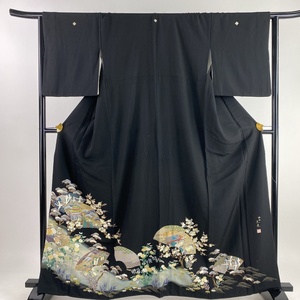 黒留袖 身丈163cm 裄丈64cm M 袷 落款あり 扇面 松竹梅 刺繍 金彩 黒 正絹 名品【中古】