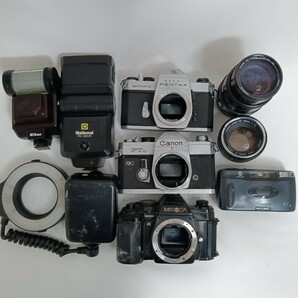 ジャンクまとめ売り Canon Pentax含むフィルムカメラ Canon FD 50mm 1.4含むレンズ Nikonストロボ含む 計9個 動作未確認 同梱不可 RJ32の画像1