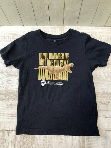【送料無料】：UT_JURASSIC WORLD 恐竜Tシャツ　黒　半袖　8-9歳　130cm