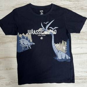 【送料無料】：UT_JURASSIC WORLD 恐竜Tシャツ　紺　半袖　8-10歳　140cm