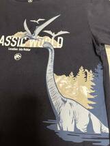 【送料無料】：UT_JURASSIC WORLD 恐竜Tシャツ　紺　半袖　8-10歳　140cm_画像3