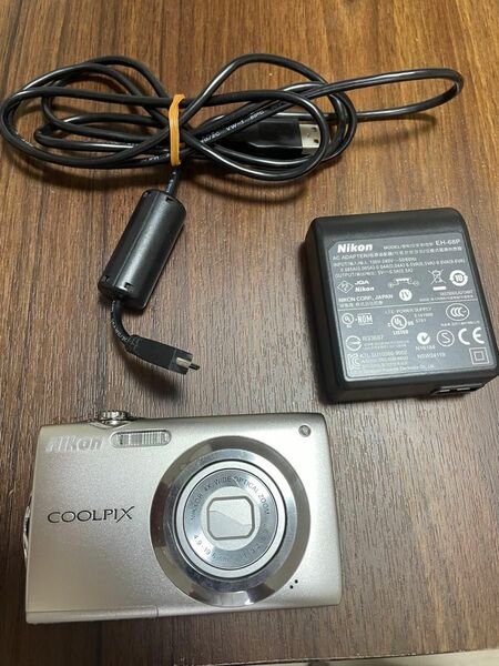 ニコン COOLPIX S3000 シルバー デジカメ デジタルカメラ 動作確認済 充電器付