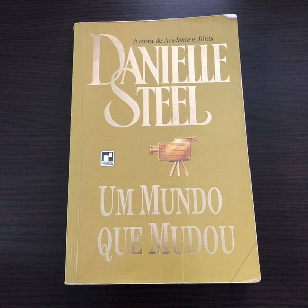 Livro em portugus ポルトガル語の本 ☆Um mundo que mudou ☆Danielle Steel