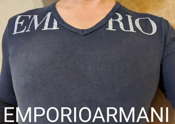 EMPORIOARMANI胸元背中ブランドプリント伸縮生地Vネックロングtシャツ