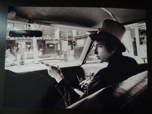 A4 額付き ポスター ボブディラン BOB DYLAN WITHTOP HAT POINTING IN CAR PHILADELPHIA PA 1964