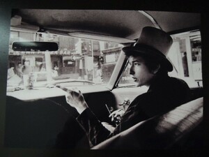 A4 額付き ポスター ボブディラン BOB DYLAN WITHTOP HAT POINTING IN CAR PHILADELPHIA PA 1964