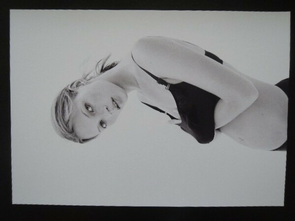 A4 額付き ポスター Kate Moss ケイトモス モデル 白黒 アイコニック おしゃれ インテリア 写真 フォトフレーム 
