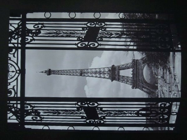 A4 額付き ポスター エッフェル塔 La tour Eiffel フランス Eiffel Tower パリ 白黒 フォトフレーム 額装済み