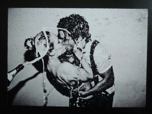 A4 額付き ポスター ケイトモス ジョニーデップ Kate Moss Johnny Depp Kiss フォト 写真 モノクロ
