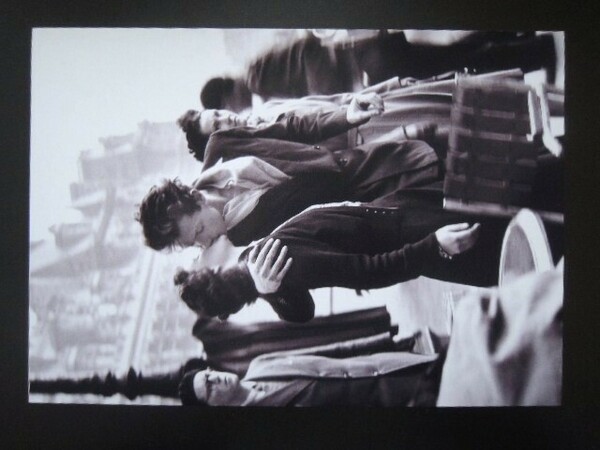 A4 額付き ポスター ロベールドアノー Robert Doisneau パリ 市庁舎前 キス KISS モノクロ 写真 フォトフレーム 額装