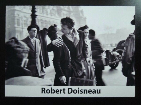 A4 額付き ポスター ロベールドアノー Robert Doisneau パリ 市庁舎前 キス KISS モノクロ 写真 フォトフレーム 額装済み