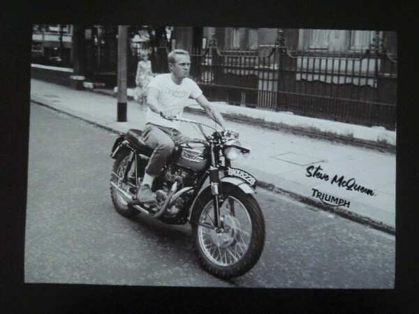 A4 額付き ポスター Steve McQueen スティーブマックイーン Triumph バイク Tシャツ 白黒 写真 