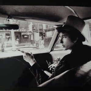 A4 額付き ポスター ボブディラン BOB DYLAN WITHTOP HAT POINTING IN CAR PHILADELPHIA PA 1964