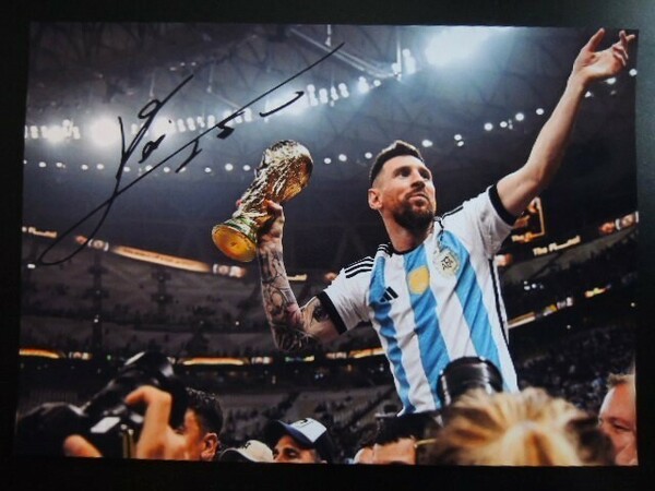 A4 額付き ポスター メッシ Lionel Messi アルゼンチン 優勝 トロフィー 歓喜 ワールドカップ 写真 バロンドール Ballon d'Or