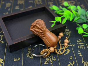 Art hand Auction [Netsuke mit Pfirsichbaumpflanze] ◆Chinakohl①◆ Natürlich/aus Naturholz/handgefertigt/handgefertigte Schnitzerei/Schlüsselanhänger/Riemen/Geschenk/Glücksbringer/Feng Shui/Böses abwehren, Verschiedene Waren, Schlüsselbund, Handgefertigt