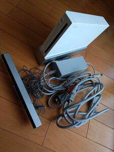 Wii　本体・付属品（センサーバー・Ｄ端子ケーブル・ＡＣアダプター・本体スタンド）動作確認済み