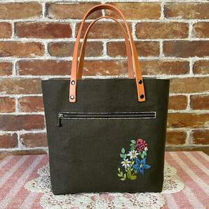 ハンドメイド 手刺繍 リネン スイスアルプスの花 本革持ち手 トートバッグの画像2
