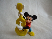 ＵＳ　ディズニー　ミッキーマウス　ギター　8番　7.7センチ　ドール　飾り物_画像1