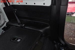 5UPJ-93717680]ジムニー(JB64W)左リアピラートリム 中古