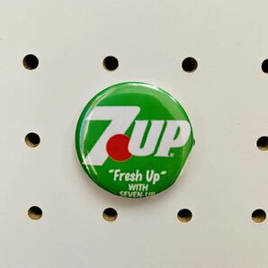 《災害支援チャリティー缶バッジ》ラベル アメリカン 缶バッジ 寄付金 7UP A-8