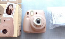 【動作確認済み美品】チェキ インスタントカメラ instax mini 8+ FUJIFILM ココアカラー【接写用アダプタやストラップ付】再出品です_画像2