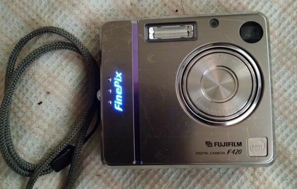 FUJIFILM FinePix F420 コンパクトデジタルカメラ