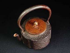 ■鉄瓶 木瓜形 斑紫銅蓋 梅摘 山水図 急須 湯沸 茶器 煎茶道具 金属工芸 南部鉄器 龍文堂 茶道具 鉄製 僅かに水漏れあり 1523g