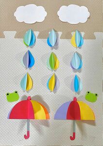 壁面飾り 6月 傘 カエル 雨粒 梅雨 画用紙 保育園 製作 施設 こども園