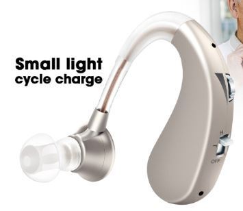 シルバー(薄いゴールド?) 集音器 耳かけ式 スマート 左右両耳兼用 デジタル ノイズ抑え 充電式 イヤピース付き 補聴器 中程度 難聴 f5