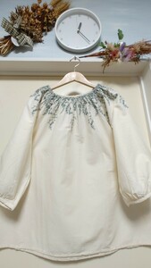 【美品】★SELF＊SERVICE★優しい色合いで首周りの花柄刺繍が素敵な揺ったりブラウス♪サイズ／L