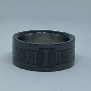 【サージカルステンレス】 指輪 ローマ数字 ブラック マット仕上げ 太め 13号 本体厚み0.9mm 内径1.7cm