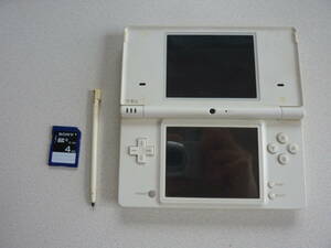 任天堂 DSi ホワイト 本体とSDカード４GBとタッチペンが付属します。 簡単な動作確認済みのジャンク品です！