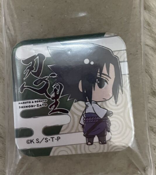NARUTO 忍里 スクエア 缶バッジ うちはサスケ