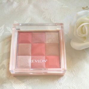 【REVLON】レブロン 〈ブラッシュ＆イルミネーター パレット〉001 MELLOW PEACH *チーク ハイライター 