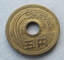 ■★《☆希少品☆》★ 昭和４８年 ★５円玉硬貨★黄銅貨(ゴシック体)★１９７３年★ヴィンテージコイン★素材(品位)：銅 亜鉛★重さ：3.75g_画像4