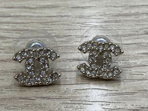 CHANEL Chanel rhinestone earrings A12P sombreness equipped 2.6g