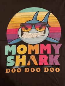 51★USA古着★サメイラストプリントTシャツ MOMMY SHARK DOO DOO DOO 黒★XLサイズPORT & COMPANY★送料無料!!