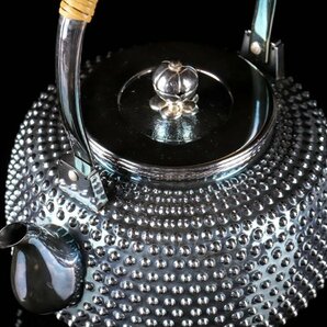 【流】煎茶道具 純銀製霰打湯沸 銀瓶 重量1055g 共箱 KV551の画像2