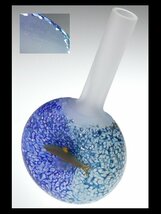 n752 KOSTA BODA コスタボダ 工芸ガラス フィッシュ 魚 立体図 色付 艶消し デザイナーズ 大型 ベース 花瓶 飾壷 27cm_画像1