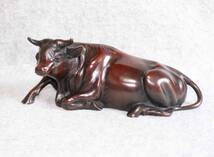 金属工芸◆牛　置物　銅像　28cm◆ブロンズ像　bronze cow　ウシ　干支　 　銅製　1.7Kg_画像1