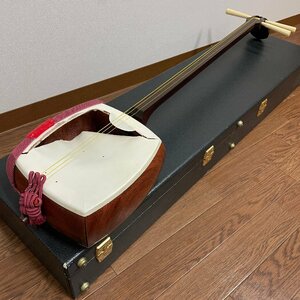 ω редкий [ shamisen традиционные японские музыкальные инструменты исполнение струнные инструменты жесткий чехол имеется средний .. криптомерия туловище корпус исполнение традиция прикладное искусство традиционное искусство .. длина примерно 99.0cm правильный размер .....]2339