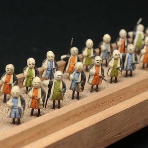 ER270 伝統工芸 微細彫刻 彩色「大名行列」置物 全長106cm 三箱 総勢102名(馬含)・豆人形 日本人形の画像9