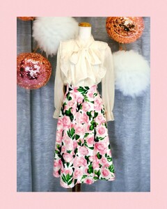 新品未使用！白地にピンクのローズ柄の美しいスカート
