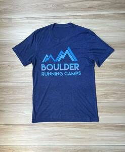 コロラド州ボルダーに集うランニングキャンプTシャツ